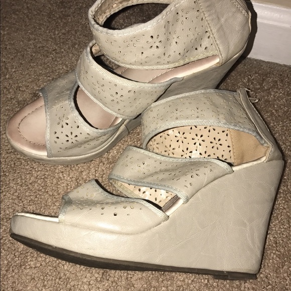 Boutique Wedges - Picture 2 of 2